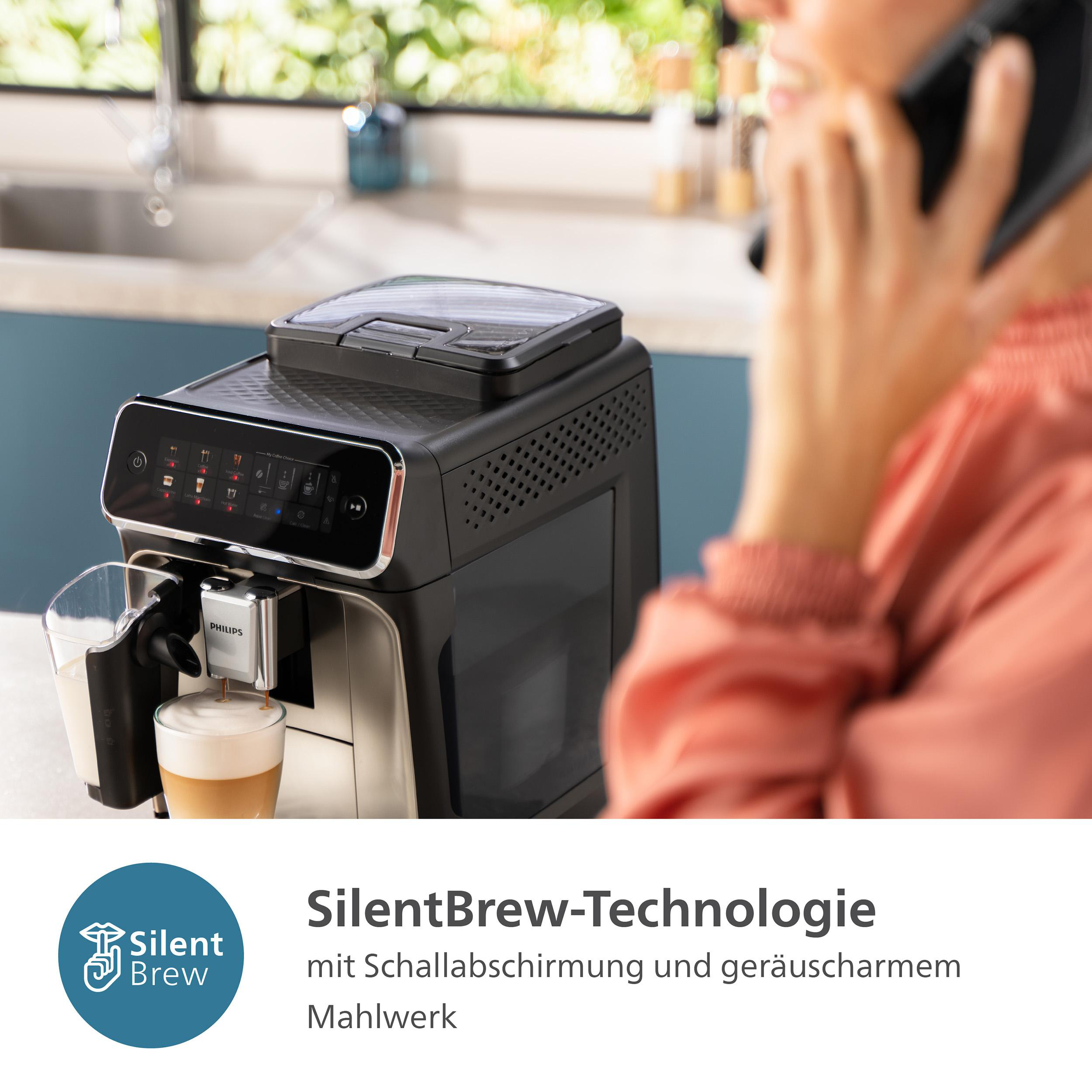 Schwarze Grillpfanne mit Essen. Gemüsespieße und ein Glas Soße liegen auf einem weißen Teller.