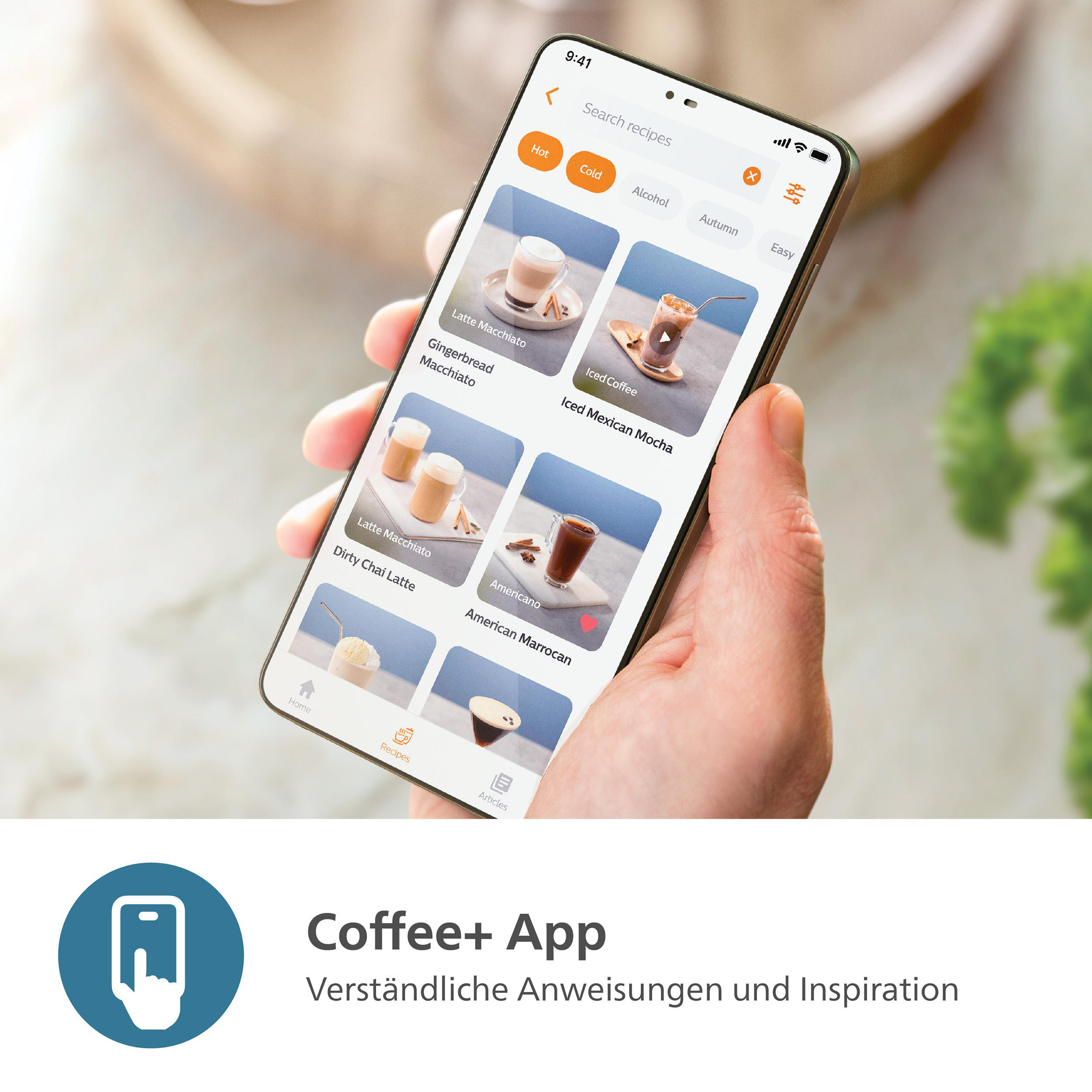 Eine Person hält ein Telefon mit einer Kaffee-Rezept-App. Text 'Coffee+ App' sichtbar.