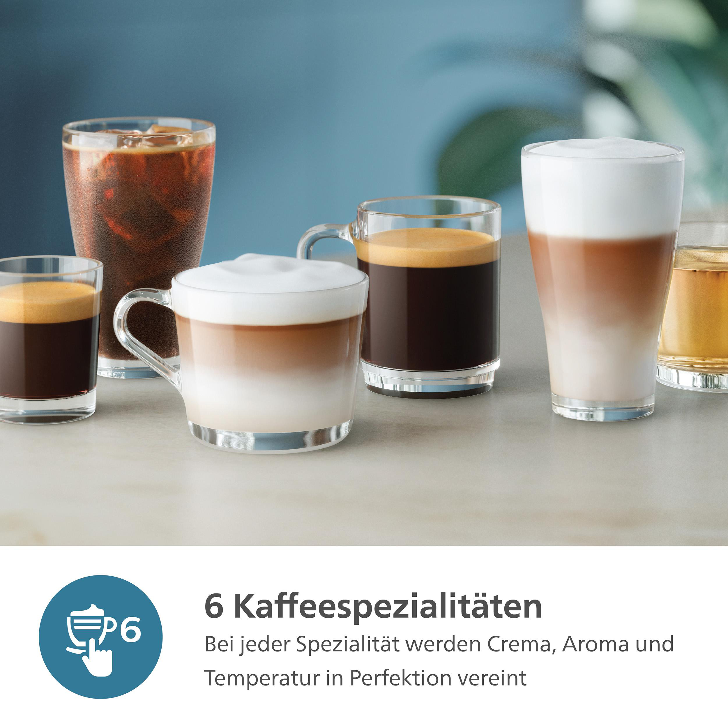 Sechs verschiedene Kaffeegetränke in Gläsern, auf weißer Oberfläche mit blauem Hintergrund.