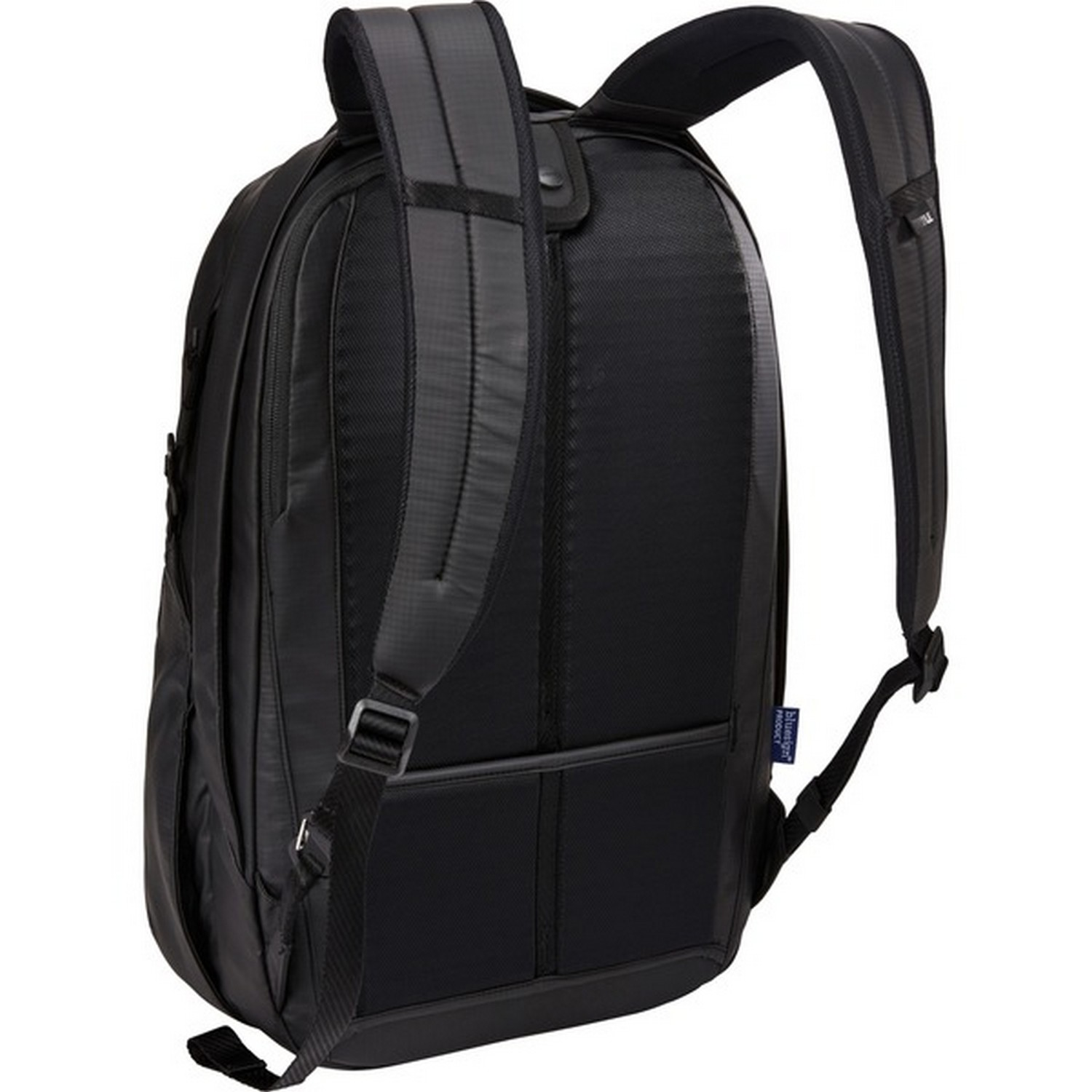 Sac à dos noir avec bretelles rembourrées, panneau dorsal et boucle latérale. Fond noir.