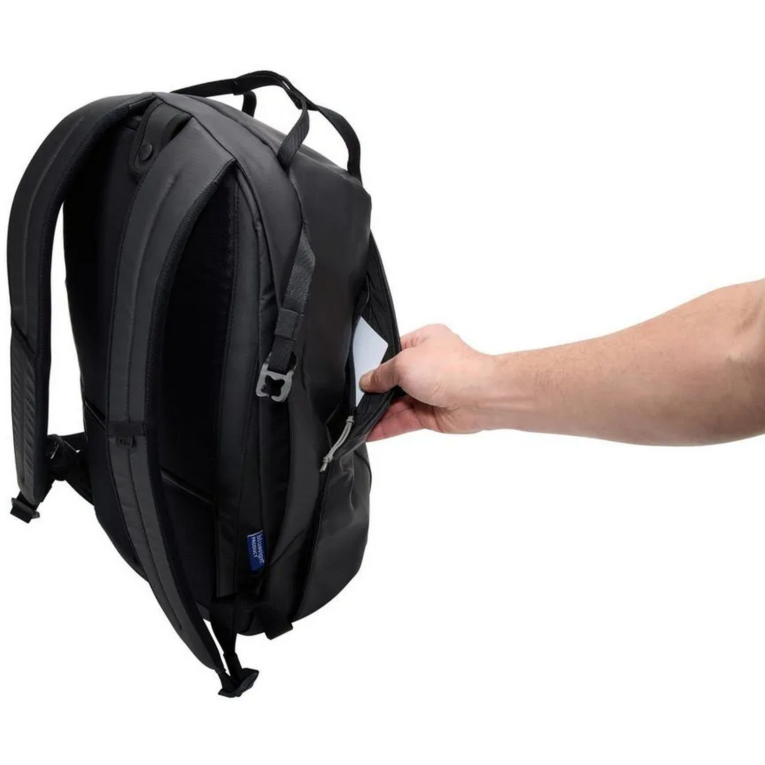 Sac à dos noir avec poche latérale accessible par une main. Bretelles visibles.