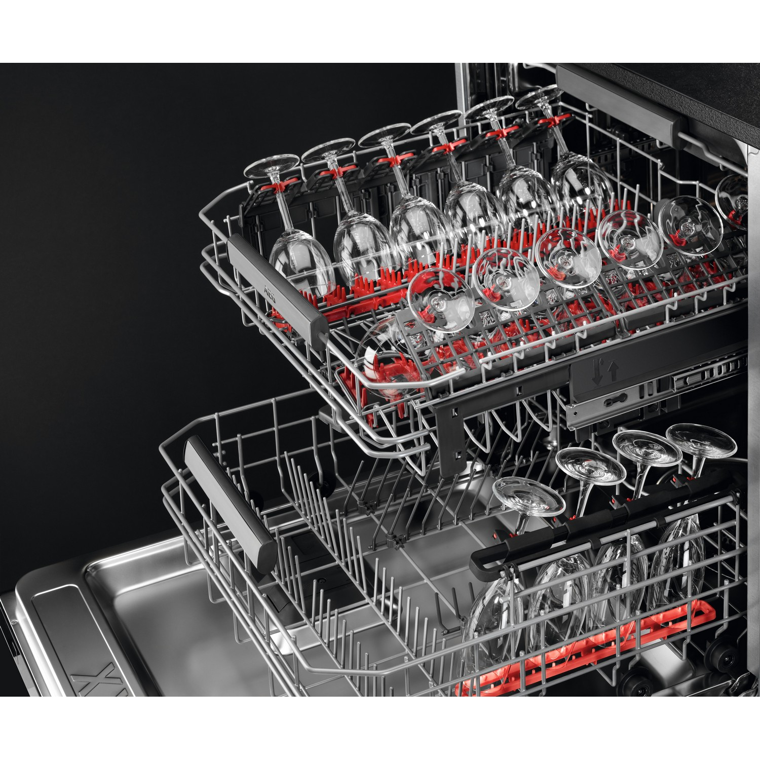 Intérieur d'un lave-vaisselle avec des paniers à verres et des verres, présentant une configuration de nettoyage.