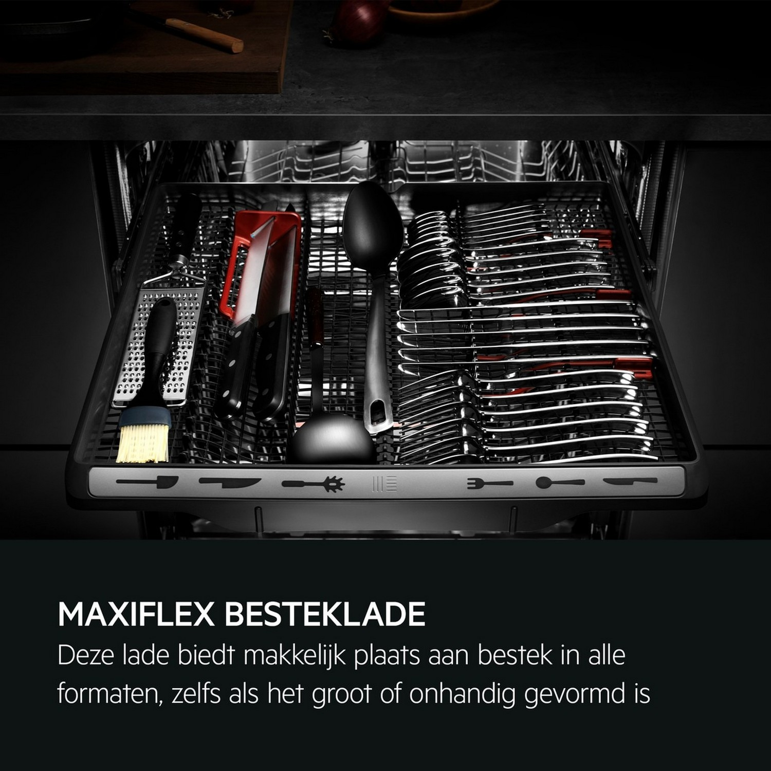 Dishwasher drawer open, filled with cutlery and utensils. Text at the bottom in Dutch.
