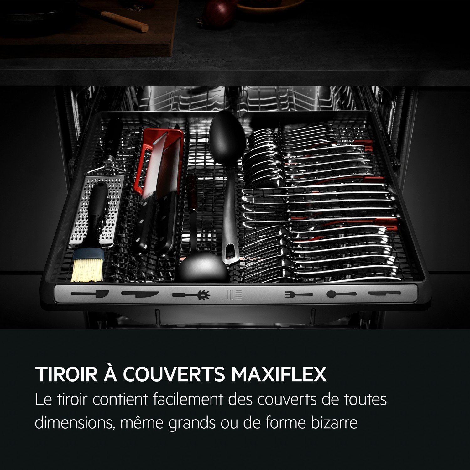 Tiroir de lave-vaisselle avec couverts et ustensiles de cuisine.
