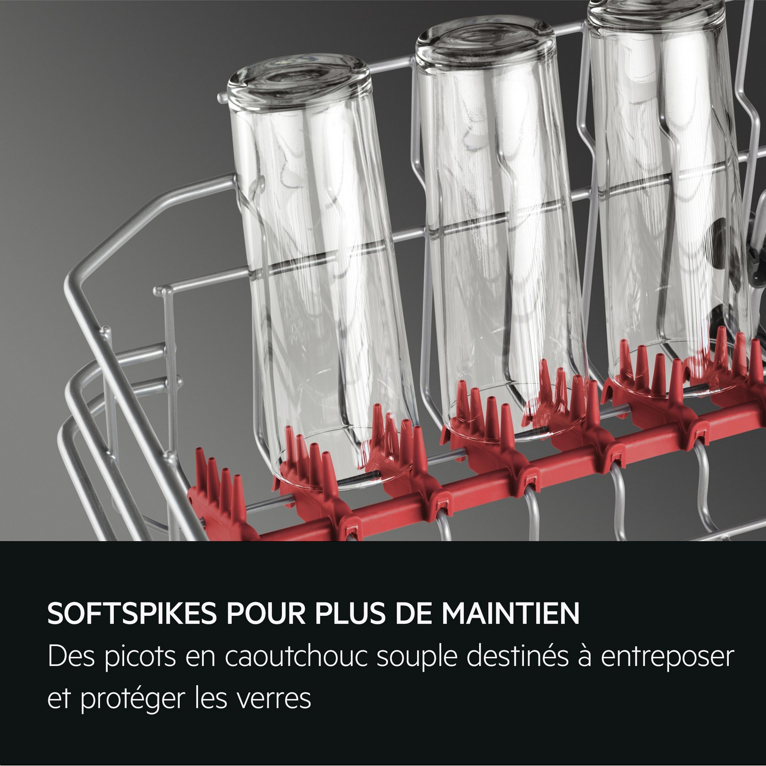 Panier lave-vaisselle avec verres. Picots rouges en caoutchouc maintiennent les verres.