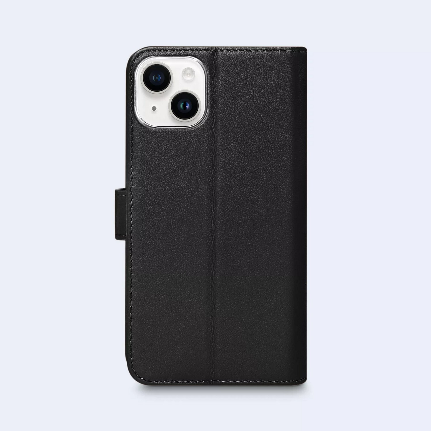 Coque de téléphone noire avec découpes caméra, fermoir magnétique et forme de téléphone, sur fond clair.