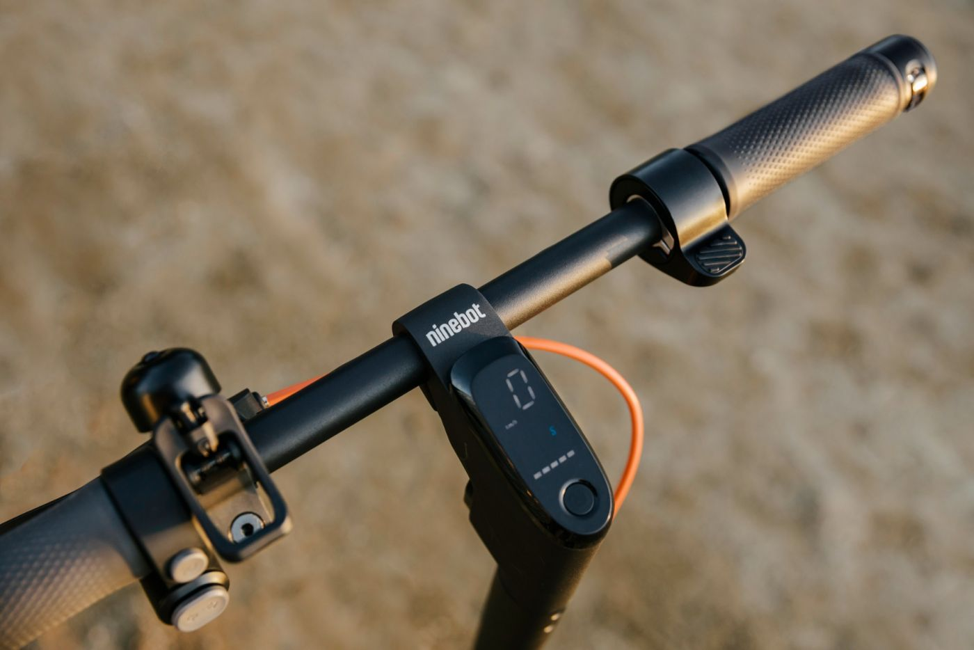 Nahaufnahme eines E-Scooter-Lenkers. Er zeigt Display, Bedienelemente und Griff.