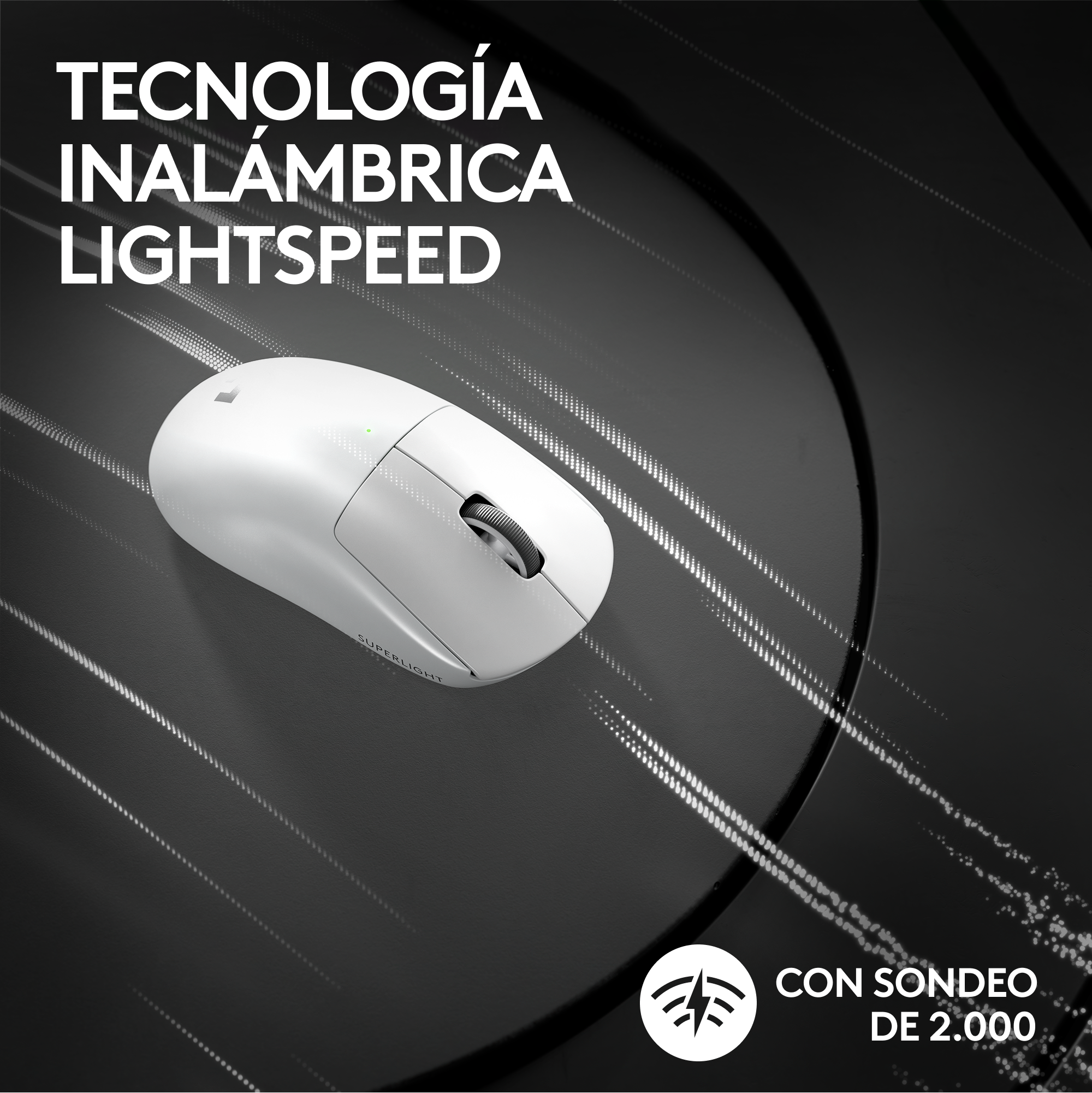 Ratón inalámbrico blanco sobre una superficie oscura. El ratón está en el centro, con el nombre de la marca abajo.