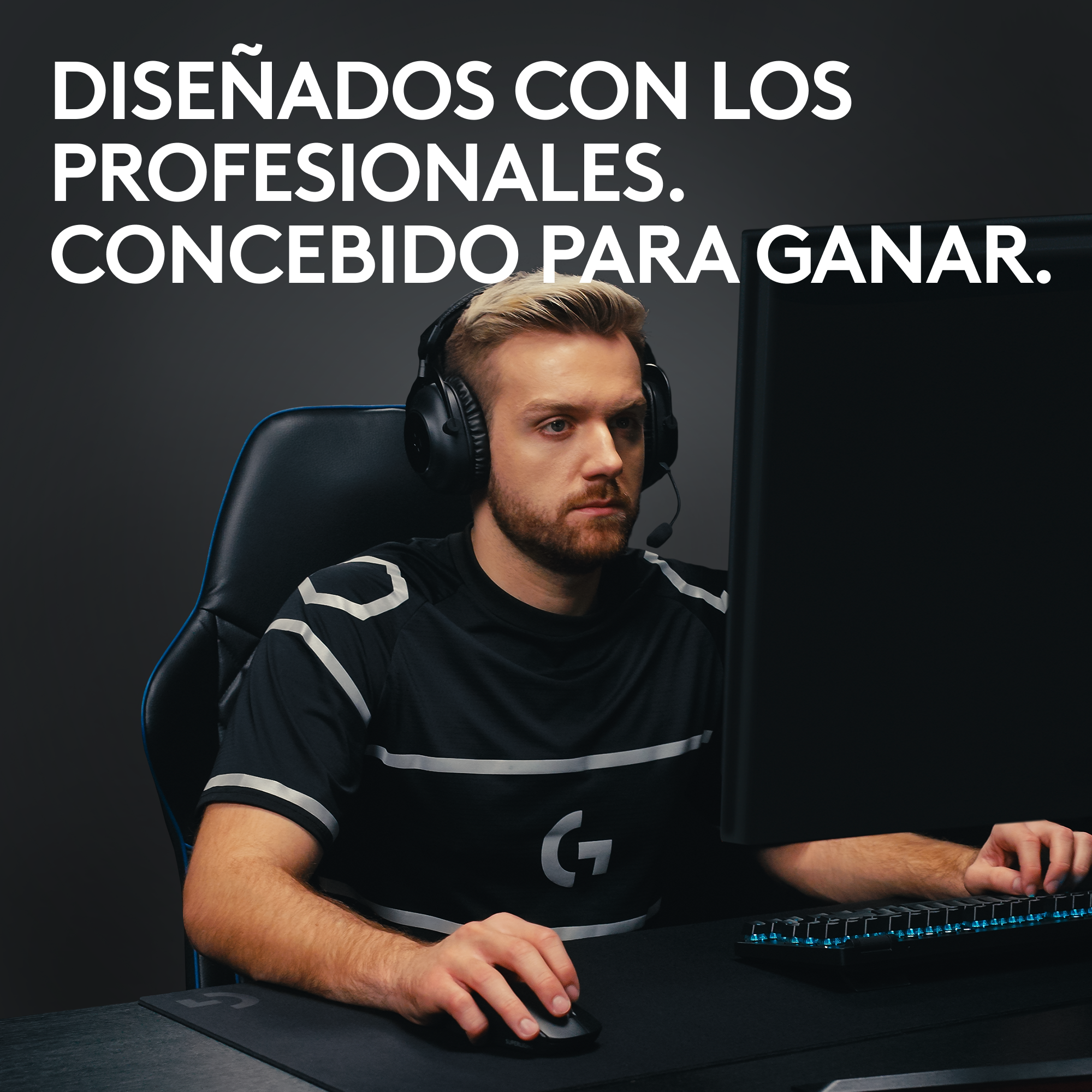 Jugador con auriculares y micrófono, mirando un monitor.