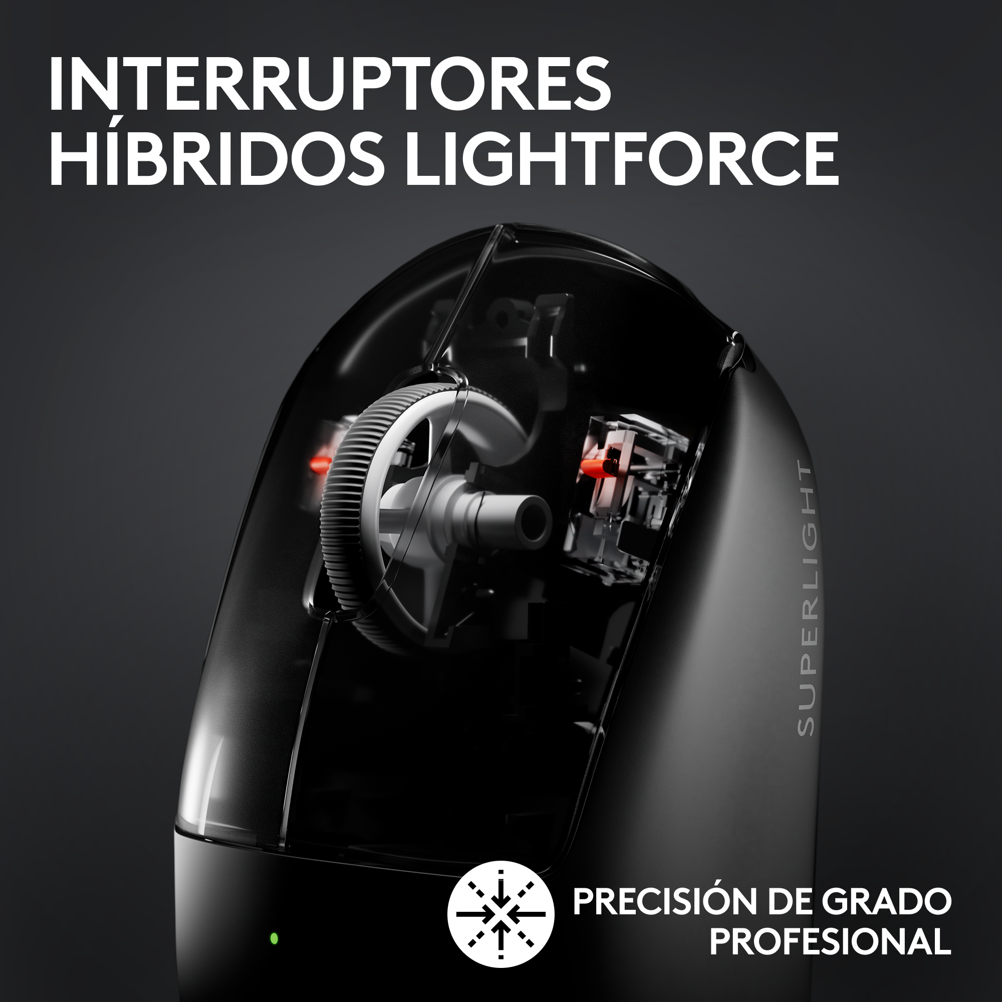 Primer plano de un ratón de ordenador negro que muestra sus componentes internos.