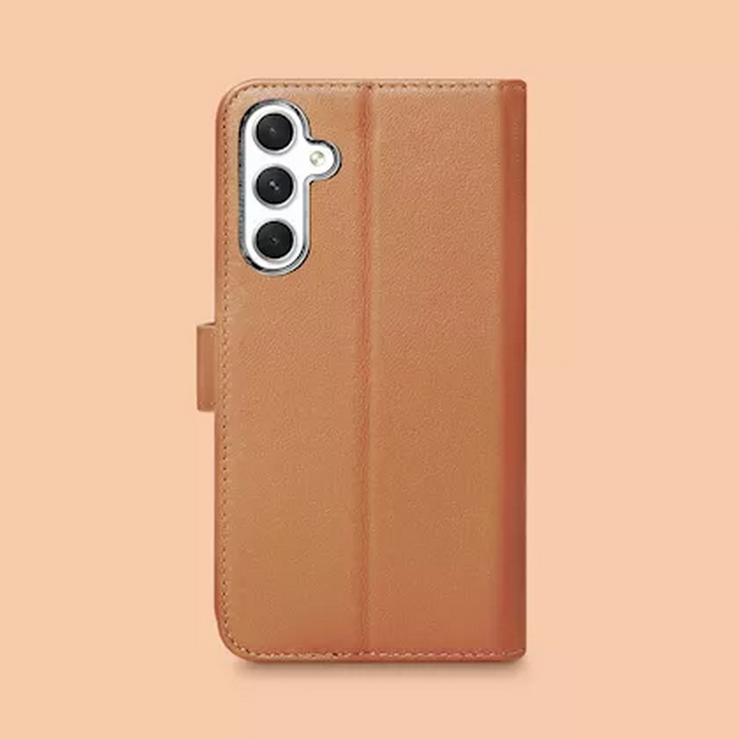 Étui de téléphone marron. Fermé et avec une découpe pour l'appareil photo. Fond pêche.