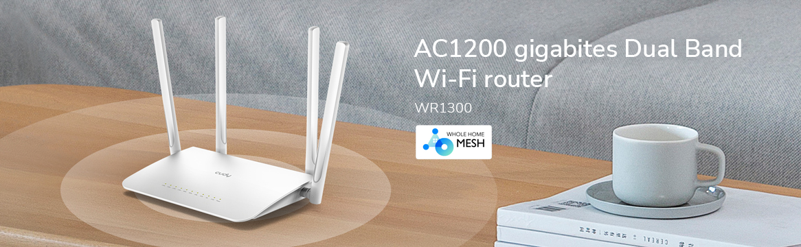 Egy fehér Wi-Fi router négy antennával egy fa asztalon, egy kávéscsészével.