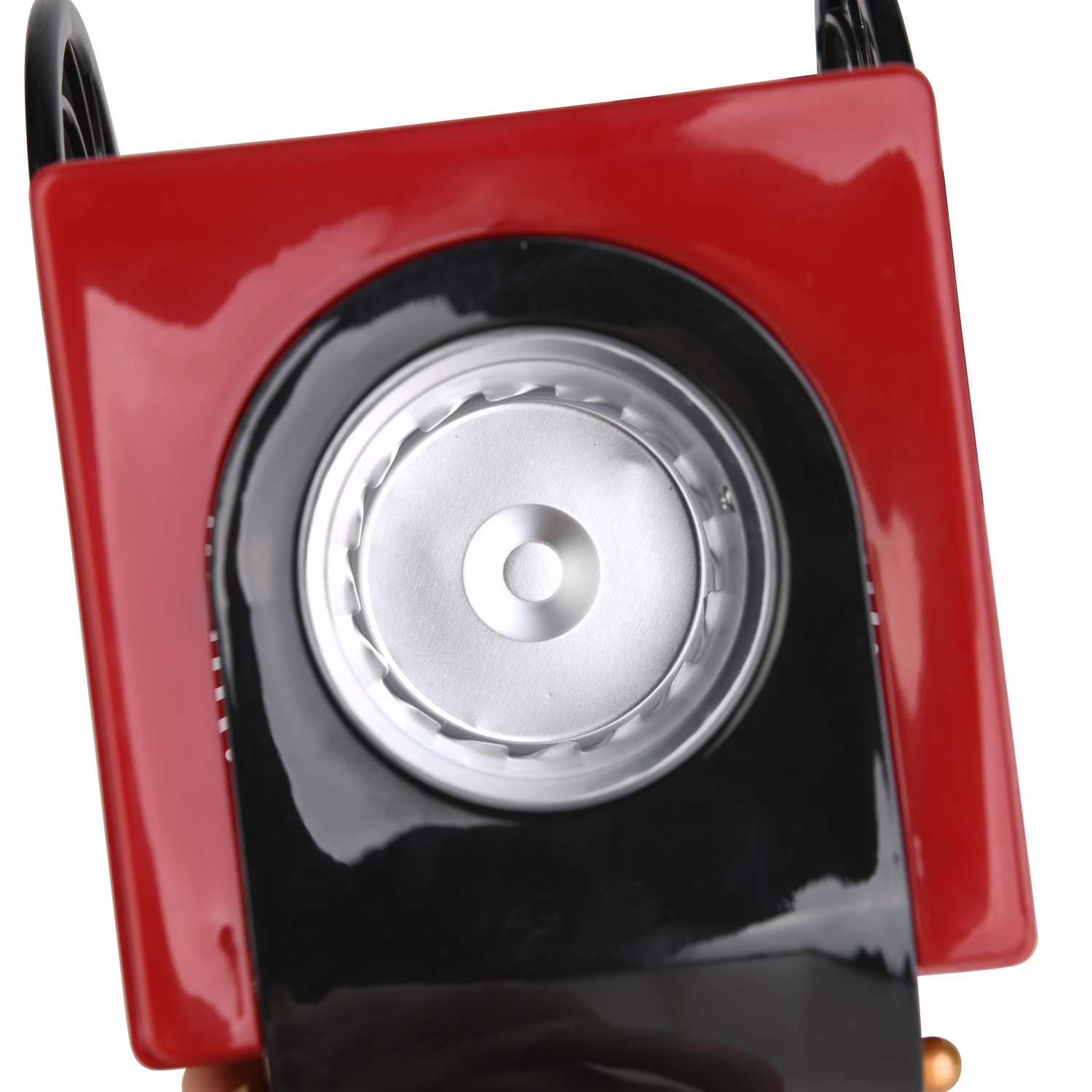 Vista superior de una máquina de palomitas roja y negra con interior plateado y asa.