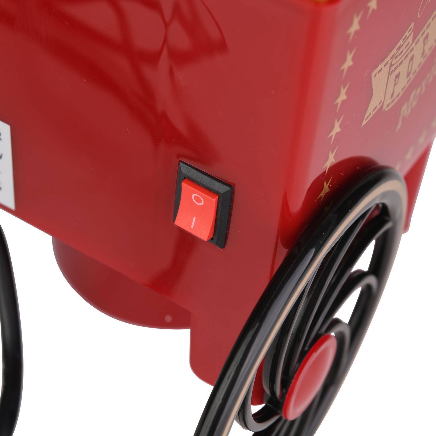 Una máquina de palomitas roja de cerca con el interruptor de encendido/apagado.