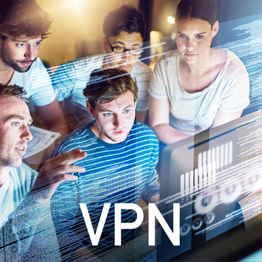 Egy csapat ember egy számítógép képernyőjét nézi, rajta a 'VPN' szóval.