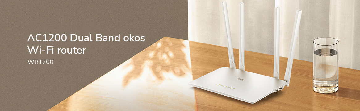 Fehér Wi-Fi router négy antennával. Mellette egy pohár víz.