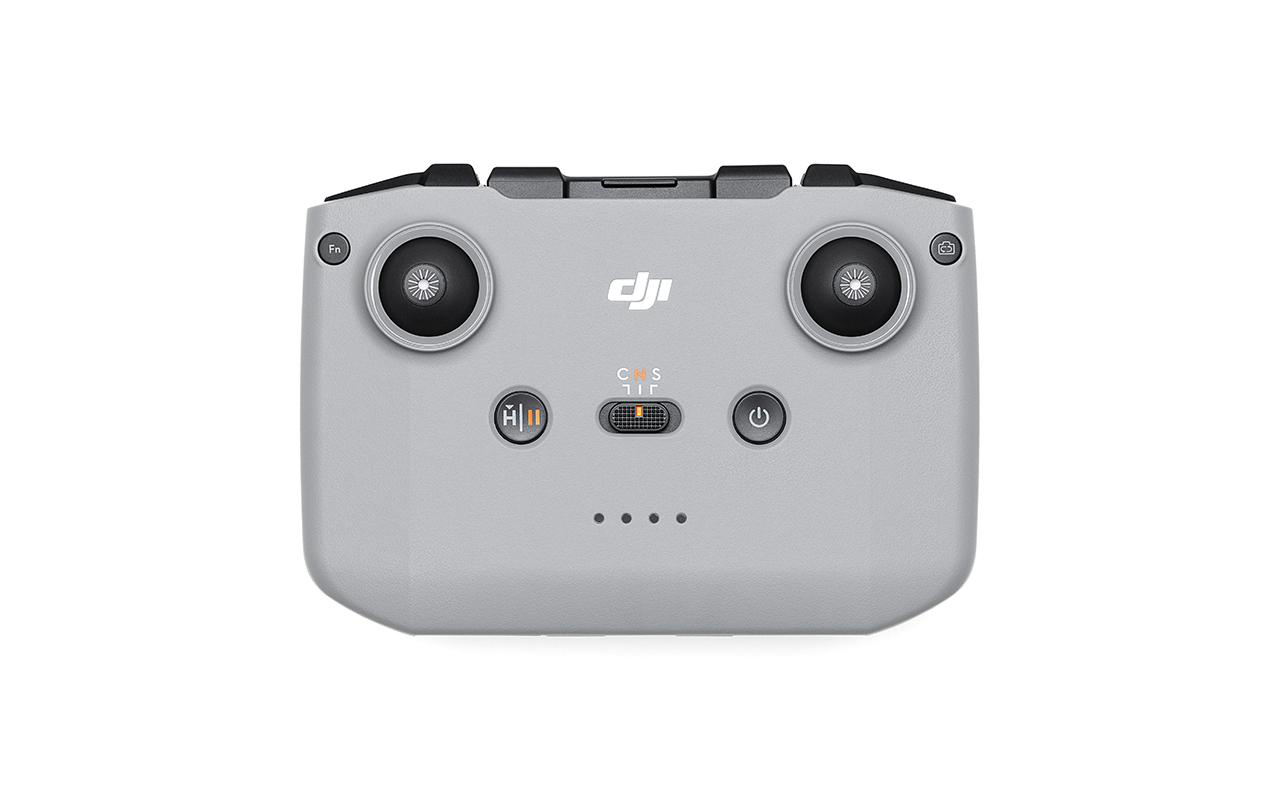 DJI Drohnen-Fernbedienung, grau, mit Knöpfen und Joysticks, auf weißem Hintergrund.