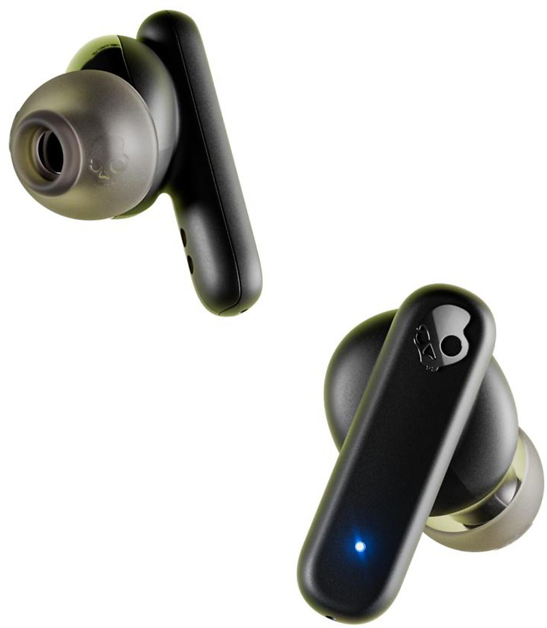 Schwarze Skullcandy-Ohrhörer. Jeder Ohrhörer hat ein Logo und eine Ladekontrollleuchte.