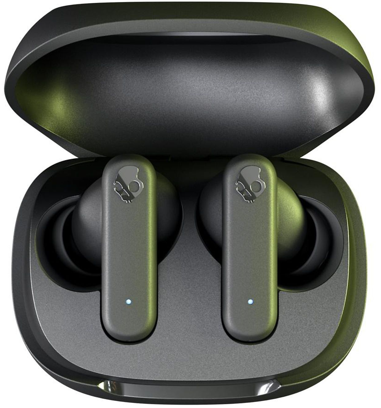 Schwarze Skullcandy-Ohrhörer im Ladecase. Gehäuse geöffnet, Ohrhörer sichtbar, hellblaue Indikatoren.
