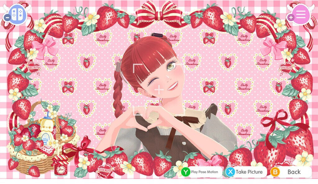 Dziewczyna z anime mruga i robi serce rękami, otoczona truskawkami.