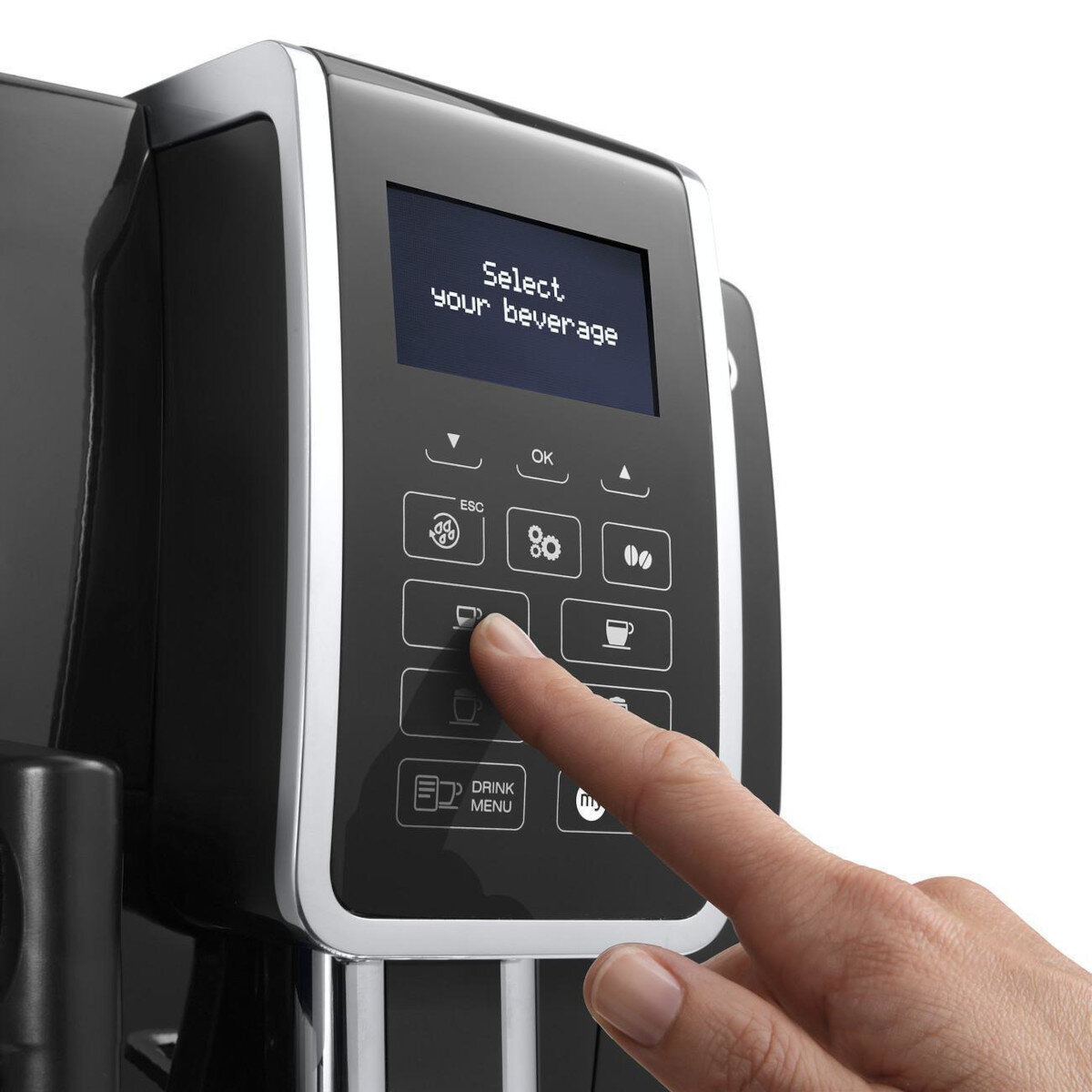 Palec naciska przycisk na czarnym ekspresie do kawy z wyświetlaczem, wybierając napój.