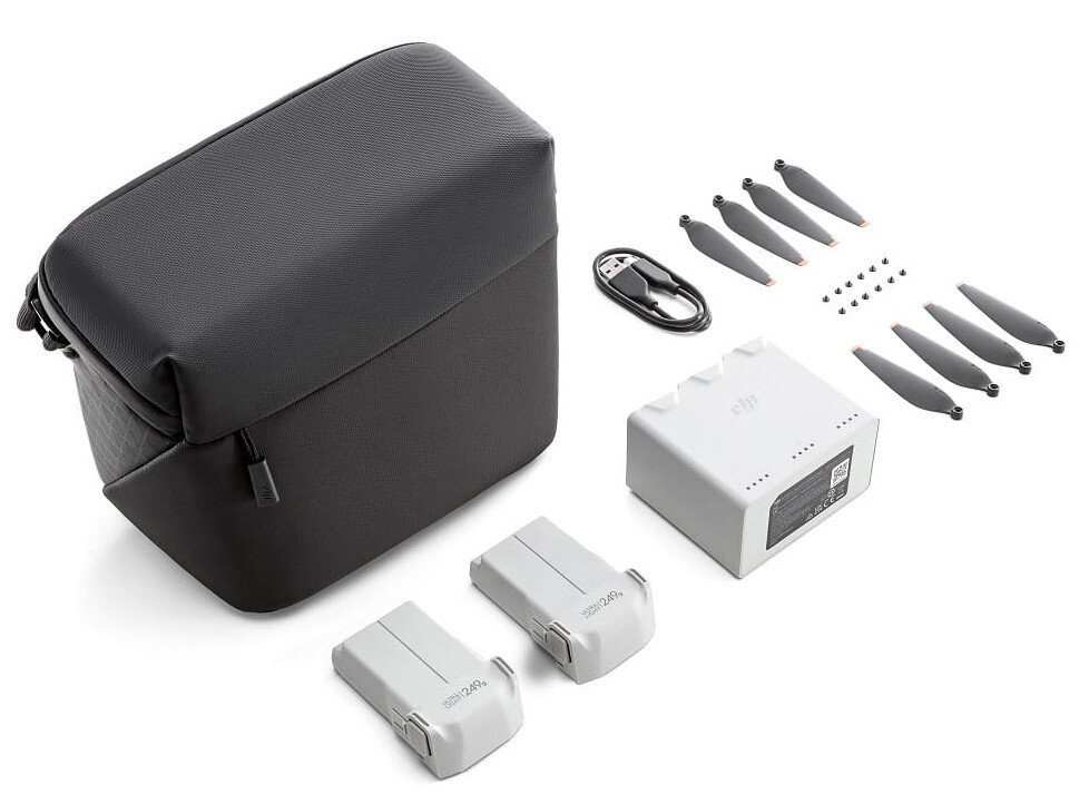 Części drona: dron, futerał, baterie, śmigła i ładowarka.