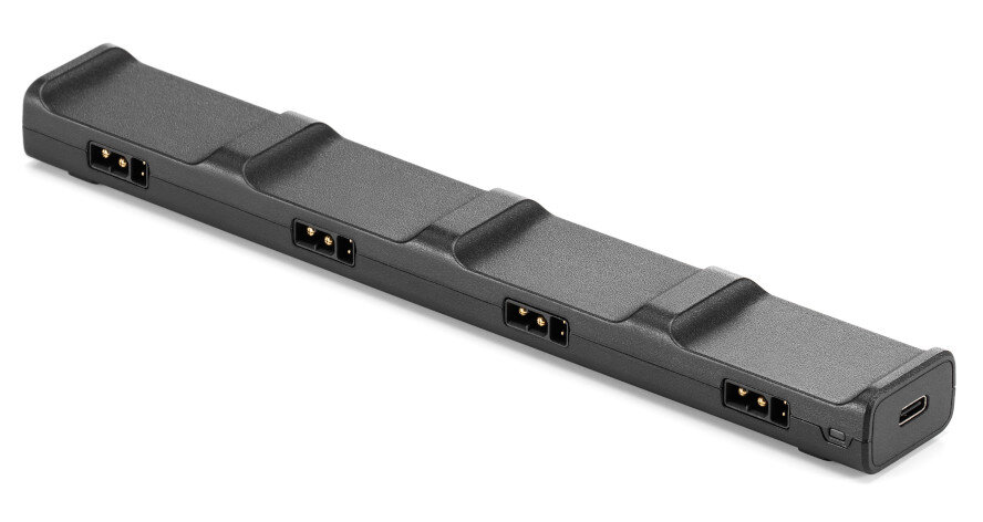 Czarne prostokątne urządzenie z czterema portami ładowania na górze.