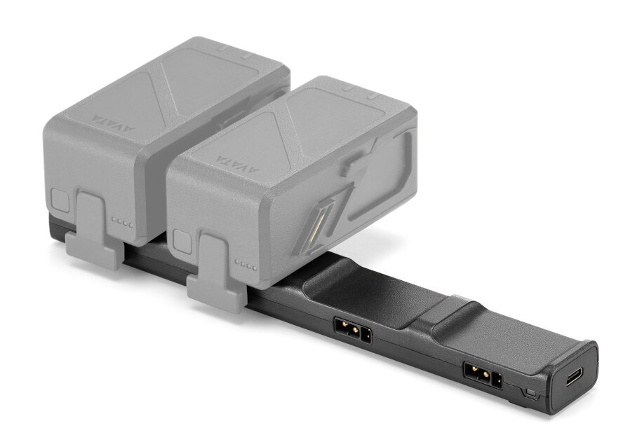 Dwa akumulatory do drona na stacji ładującej. Kolory czarny i szary.