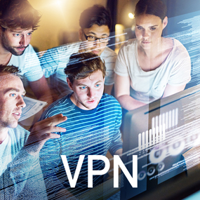 Egy csoport ember számítógép képernyőjét nézi. A VPN szó alul van írva.