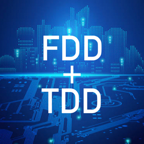 Kék háttér fehér FDD+TDD szöveggel. A háttérben egy áramköri lap design.