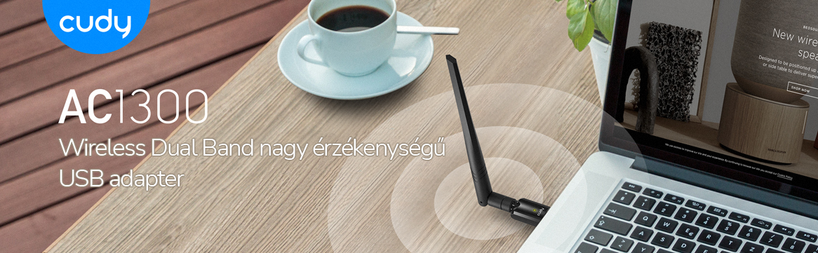 Laptop antennával, kávéscsészével és USB adapterrel faasztalon. Cudy logó látható.