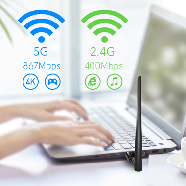 Laptopot használó személy Wi-Fi adapterrel, 5G és 2.4G jeleket mutat.