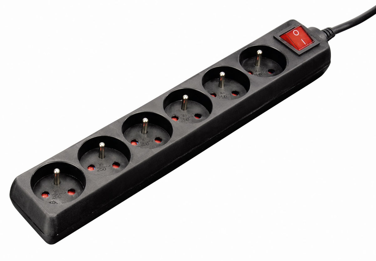 Czarny przedłużacz z pięcioma gniazdami, czerwonym włącznikiem i przewodem zasilającym na białym tle.