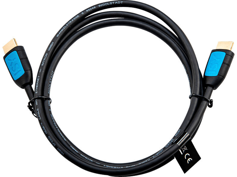 Czarny kabel HDMI z niebieskimi i złotymi złączami. Kabel jest zwinięty na białym tle.