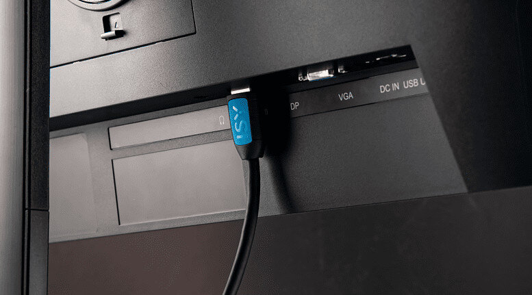 Czarny monitor z niebieskim kablem wpiętym z tyłu.