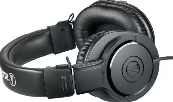 Un paio di cuffie over-ear nere con spessi cuscini in pelle su sfondo bianco.