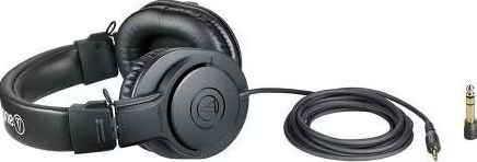 Cuffie over-ear nere con un cavo lungo e un adattatore jack placcato oro separato su sfondo bianco.