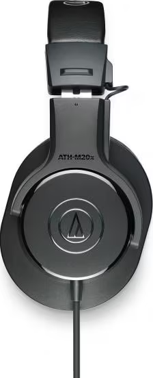 Cuffie over-ear nere con cavo e logo del marchio sul padiglione su sfondo bianco.