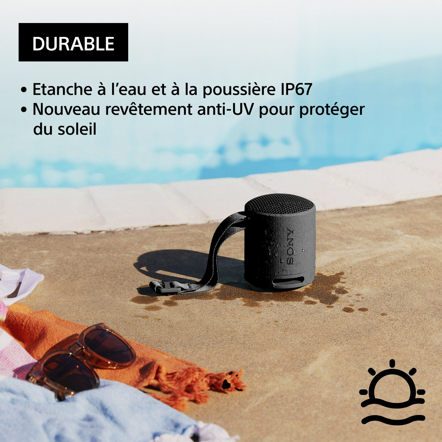 Petit haut-parleur noir près d'une piscine, texte sur la durabilité.