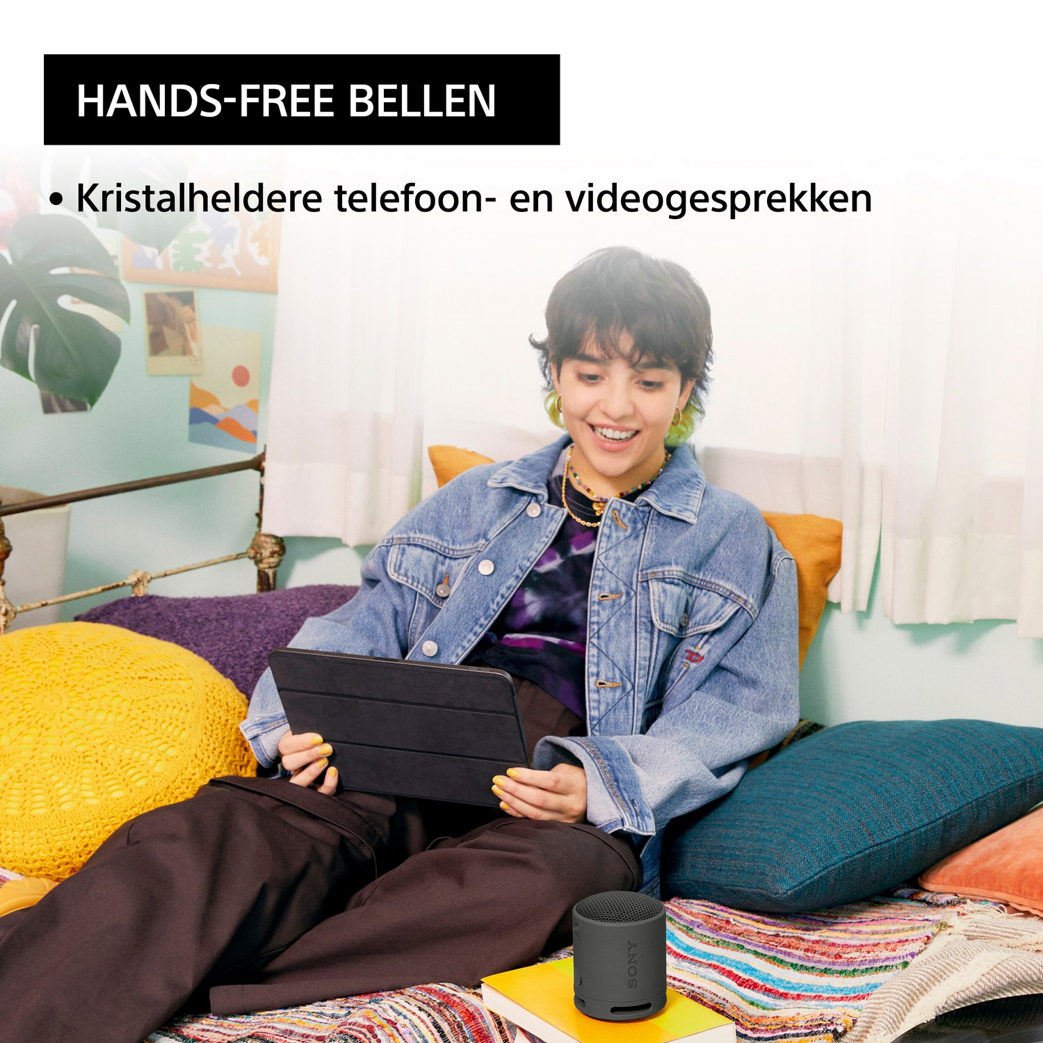 Une femme souriante utilisant une tablette, avec un haut-parleur et du texte sur les appels mains libres.