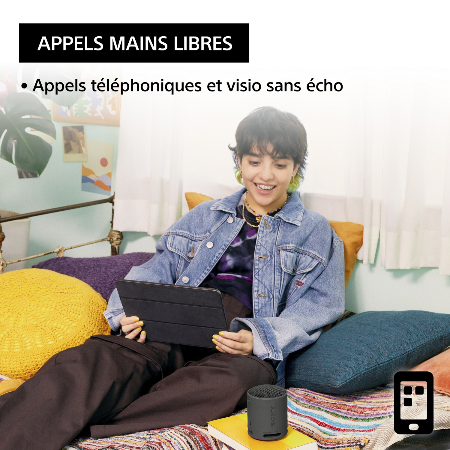 Femme avec tablette et haut-parleur. Texte: appels mains libres. Icône de téléphone. Arrière-plan : lit, coussins, livres.
