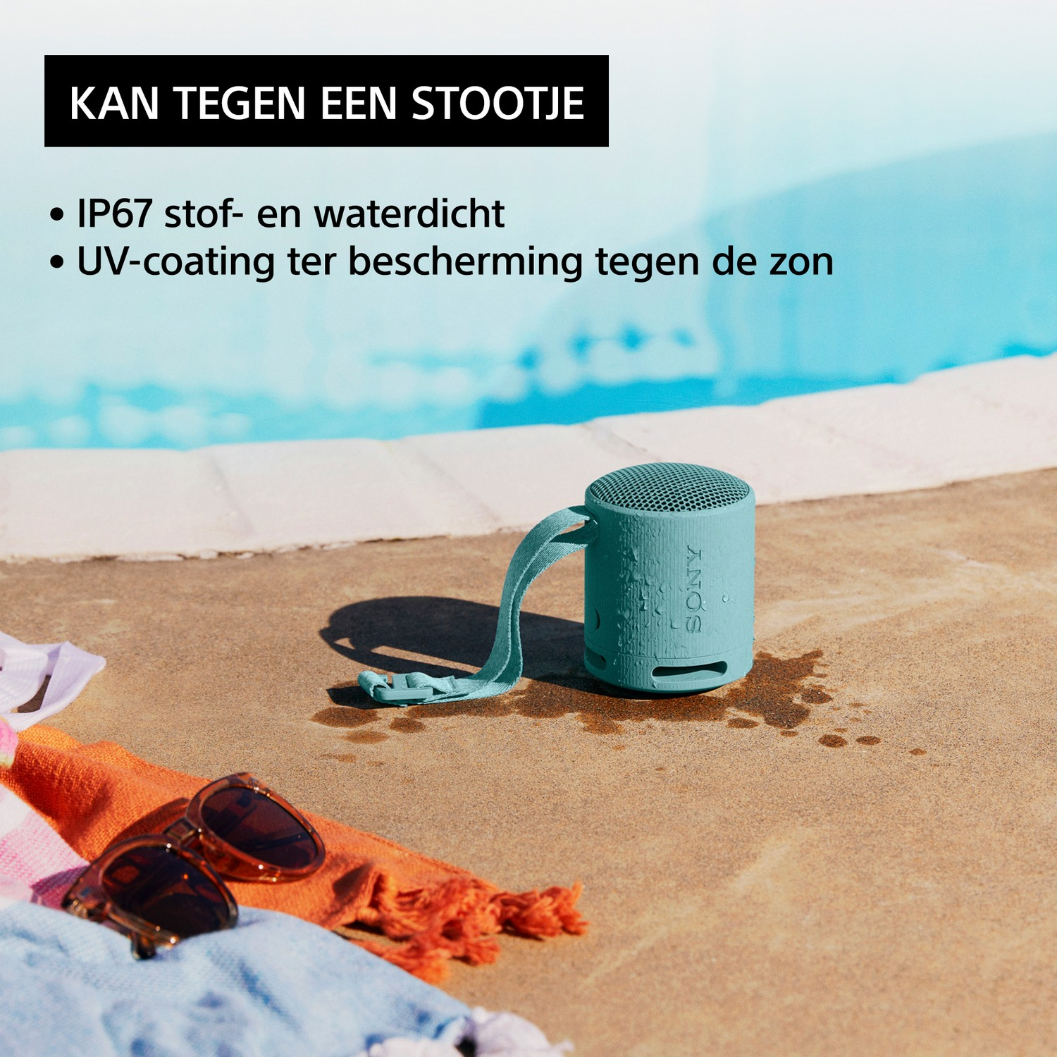Turquoise speaker naast een zwembad, met zonnebril en handdoek. Tekst: 'schokbestendig'.