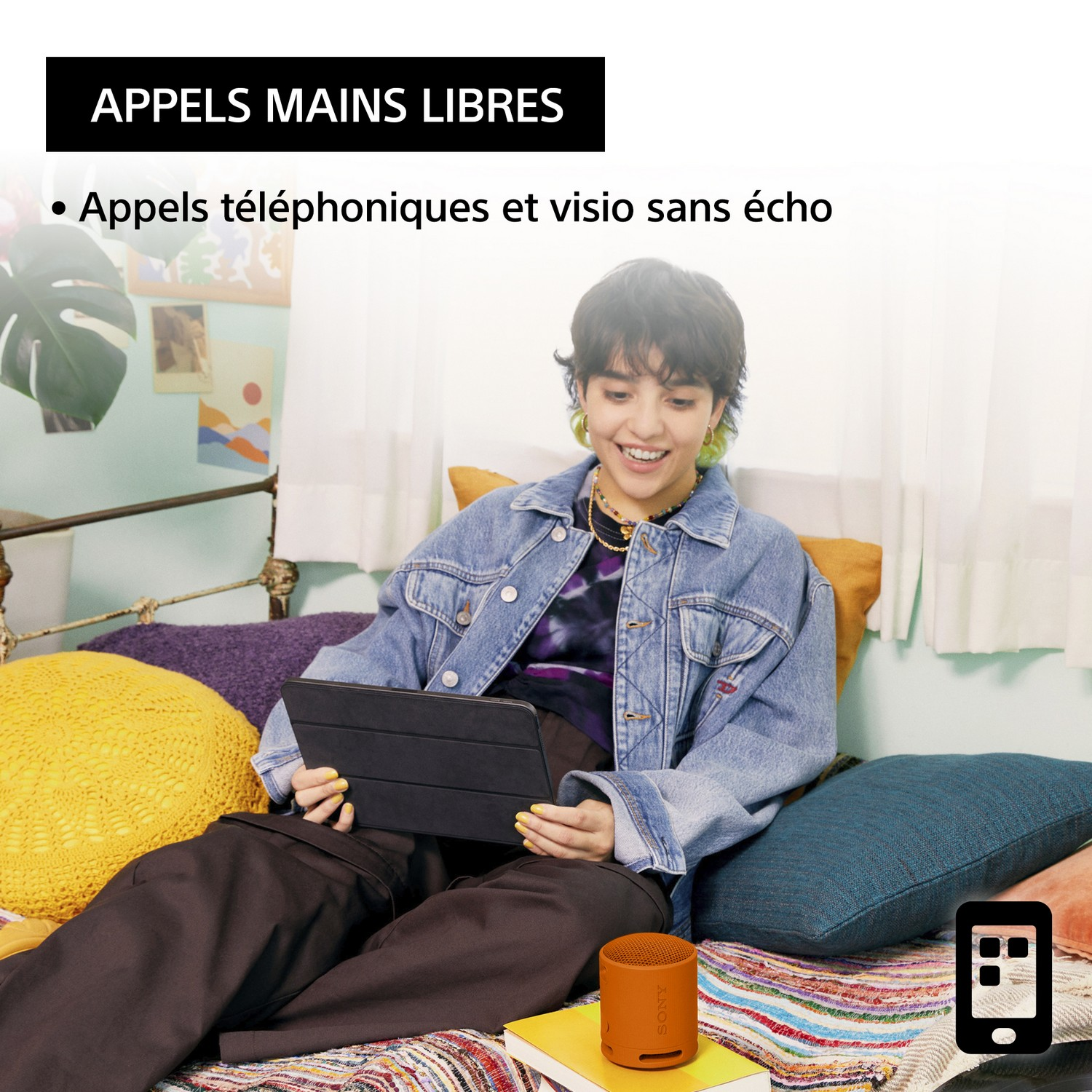 Femme assise, tablette, souriante. Haut-parleur orange, icône téléphone. Texte : Appels mains libres.