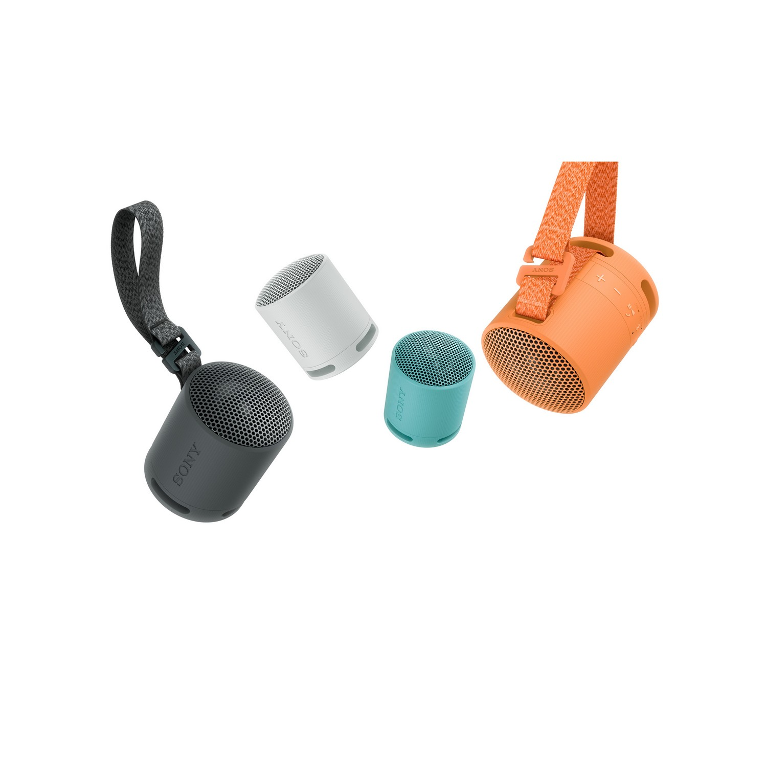 Trois petits haut-parleurs cylindriques de différentes couleurs, suspendus en l'air.