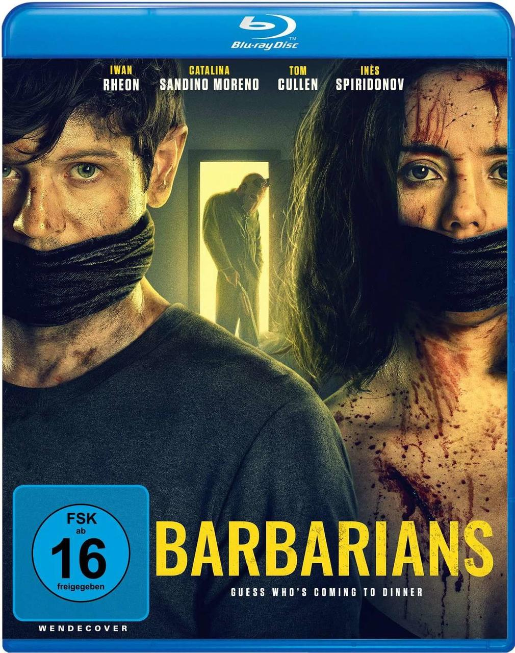Filmcover: zwei gefesselte Personen, im Hintergrund ein Mann. Blu-ray Disc mit dem Titel Barbarians.