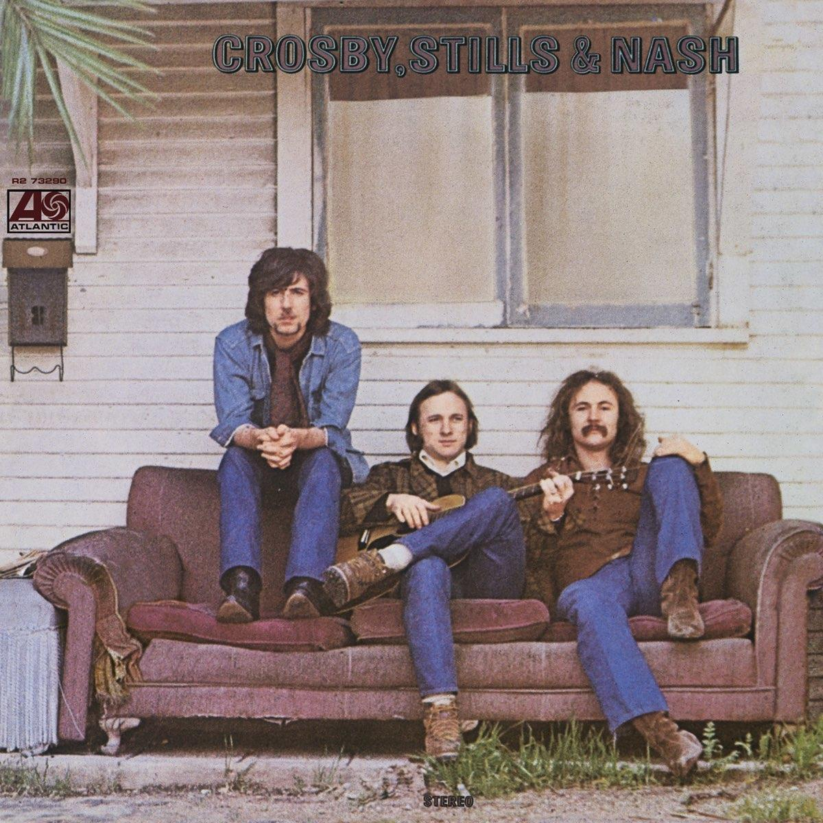 Albumcover mit Crosby, Stills & Nash auf einem Sofa. Sie sitzen vor einem Fenster.