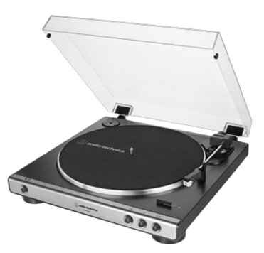 Srebrny i czarny gramofon z przezroczystą pokrywą. Na białym tle.