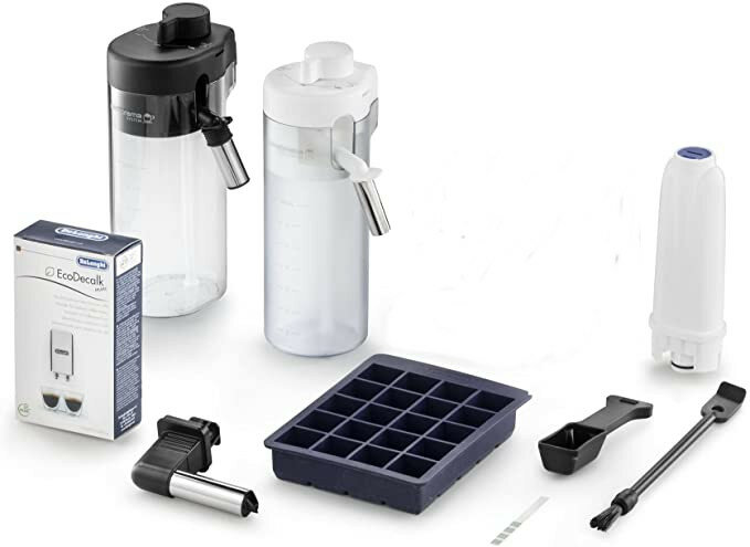 Zestaw akcesoriów do ekspresu do kawy, w tym pojemnik na wodę, tacka na kostki lodu i środki czyszczące.