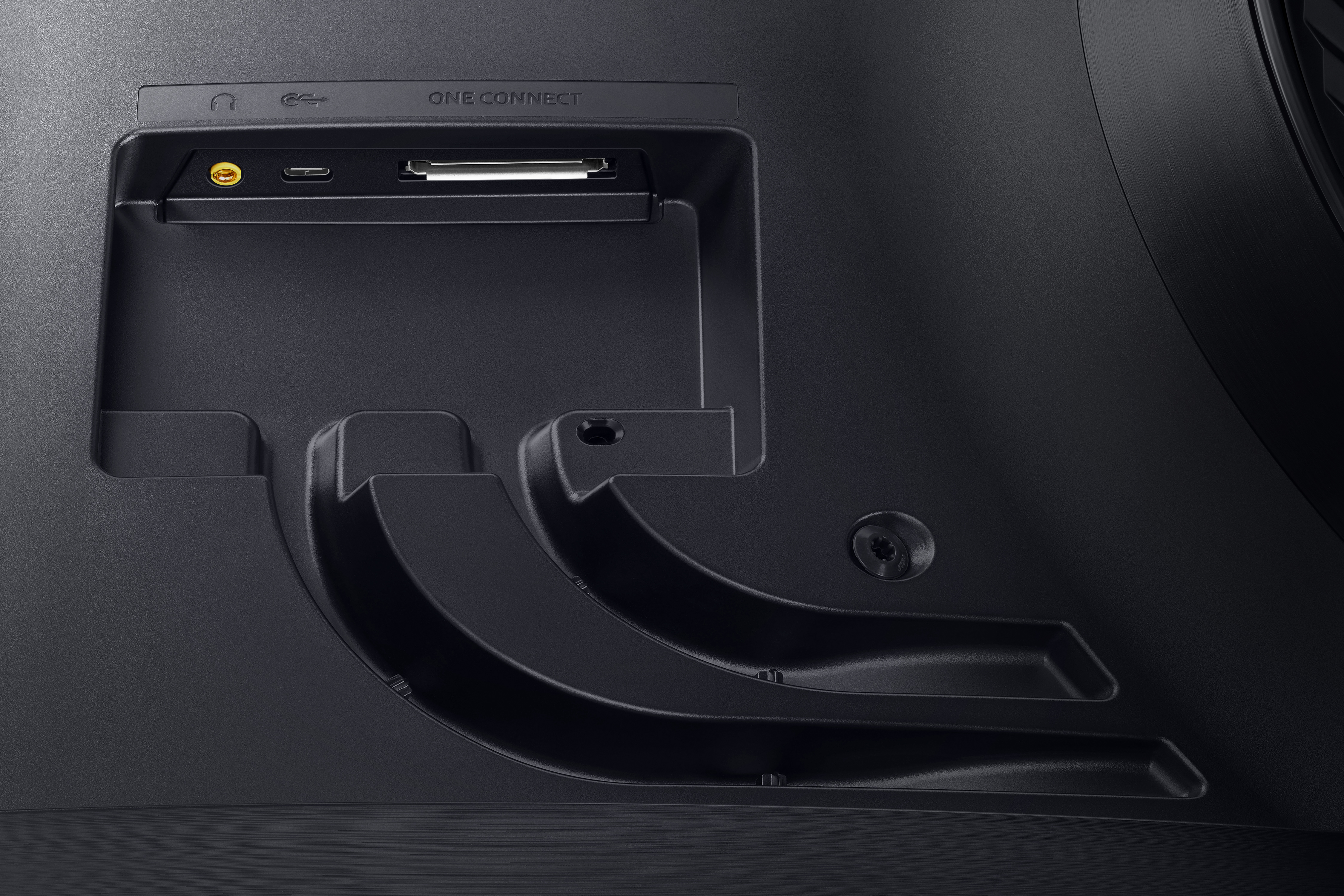 Vista trasera de un televisor negro con múltiples puertos.