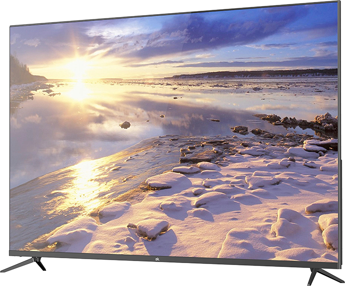 Ein Fernseher zeigt eine winterliche Landschaft: schneebedecktes Ufer, gefrorenes Wasser und Sonnenuntergang. Der Fernseher steht auf einem Ständer.